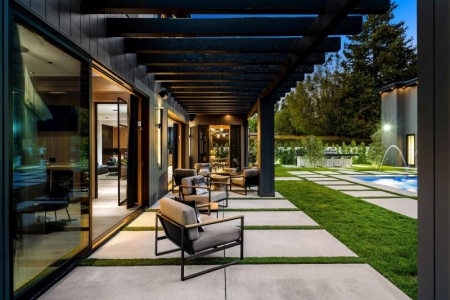 Les avantages d'une pergola bioclimatique pour optimiser votre espace extérieur